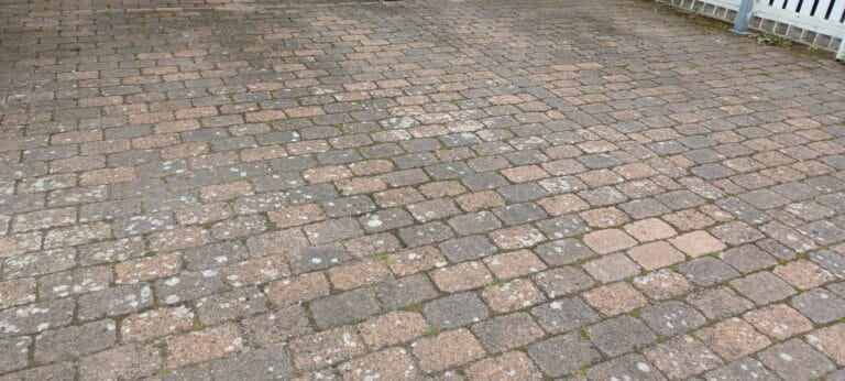 Gesäuberte Parkplatzflächen nach Entfernung von Unkraut und Laub - Gartenarbeit in Gehrden