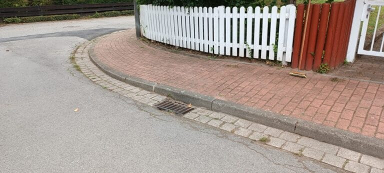 Gesäuberte Gosse und Fußweg nach Entfernung von Unkraut und Laub - Gartenarbeit in Gehrden