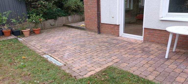 Saubere Terrasse nach Entfernung von Unkraut und Laub - Gartenarbeit in Gehrden